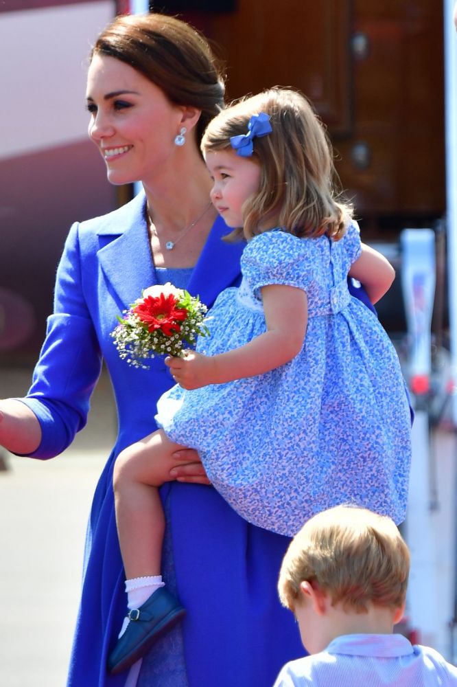 2017年7月， 凱特王妃和夏洛特公主在柏林機場時，都身穿藍色連衣裙。
