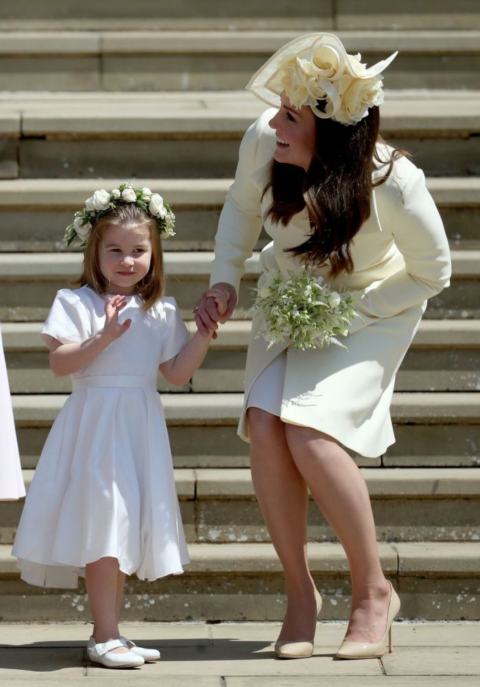 2018年5月，在哈里王子和梅根的婚禮上，夏洛特公主身穿白色連身裙，凱特王妃則穿白色連身裙和象牙白色的外套。她們都頭戴花卉頭飾，凱特手上還拿著和小公主頭上一樣的花朵。