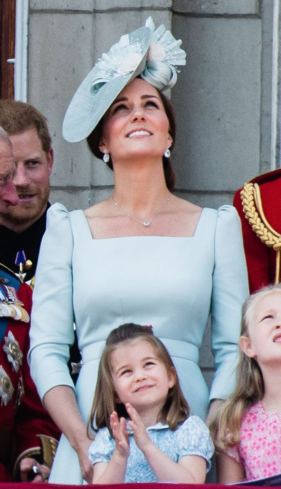 2018年，在Trooping the Color慶祝活動中，凱特王妃和夏洛特公主都穿湖水綠色的連身裙。