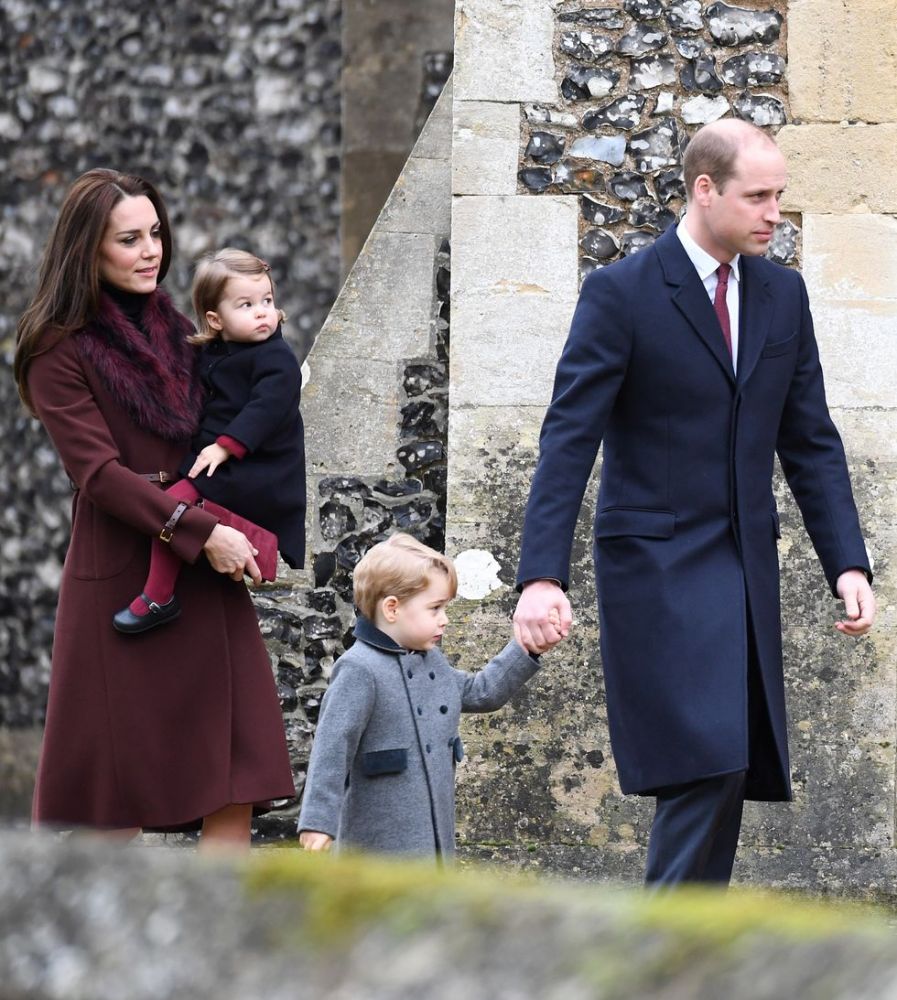 2016年聖誕節，威廉和凱特夫婦帶同子女到英格蘭的教堂參加宗教活動。凱特王妃身穿酒紅色大衣，夏洛特公主都穿上黑色紅色的衣服。