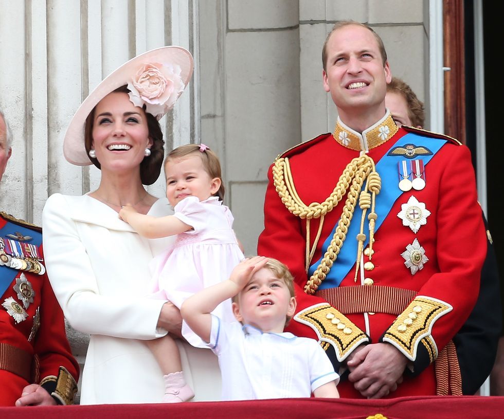 在2016年的Trooping the Color慶祝活動中，凱特王妃雖然身穿白裙，但是她頭戴的粉紅帽和夏洛特公主的淡粉紅色連身裙完美協調了。