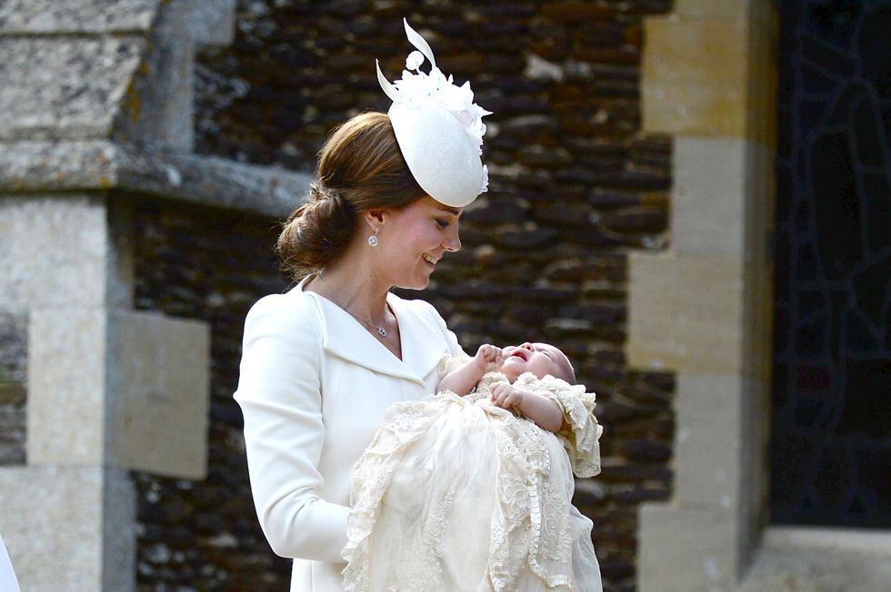 2015年7月，還是嬰兒的夏洛特公主都在洗禮儀式上，身穿奶油白色裙子，凱特王妃也穿白色的衣服