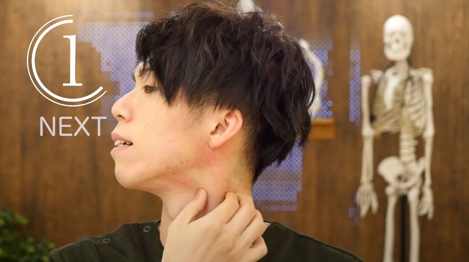 動作三:這個動作與うちやま先生先前教授的「小顏術」中的步驟非常相似;同樣需要針對「胸鎖乳突肌」進行按摩。 動作三:這個動作與うちやま先生先前教授的「小顏術」中的步驟非常相似;同樣需要針對「胸鎖乳突肌」進行按摩。