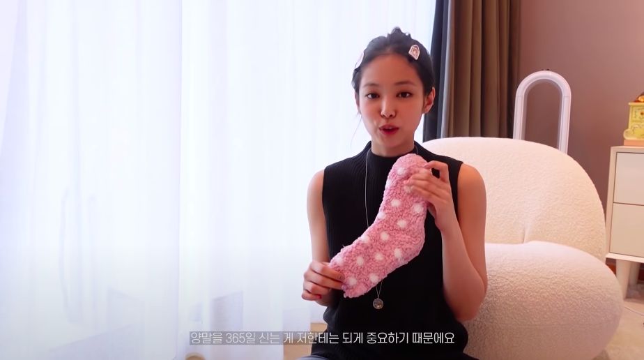 6.睡眠襪。襪子對於Jennie來說相當重要，因為Jennie幾乎365天都會穿上襪子，當然在睡覺時亦都不例外！所以Jennie就連外出工作都一定會帶上一對睡眠專用的襪，更為特意挑選自己喜愛的顏色與質感！