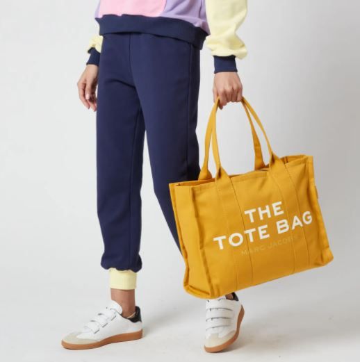 Marc Jacobs Women's Traveler Tote Bag - Desert Gold 原價 £200 | 香港官網價 HK$ 2,390； 特價 £160 | 額外85折：£136（折合約港幣$1,490）