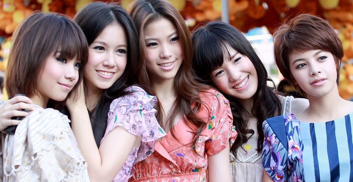 在正式從事演藝事業之前，Kitty是一個由五人組成的泰國女孩組合之一，名為Kiss Me Five。發行過的歌曲包括One Last Chance及 Sensitive等。未來Kitty希望以Solo的形式再次發展音樂事業，並發行與以前的組合不同的作品。