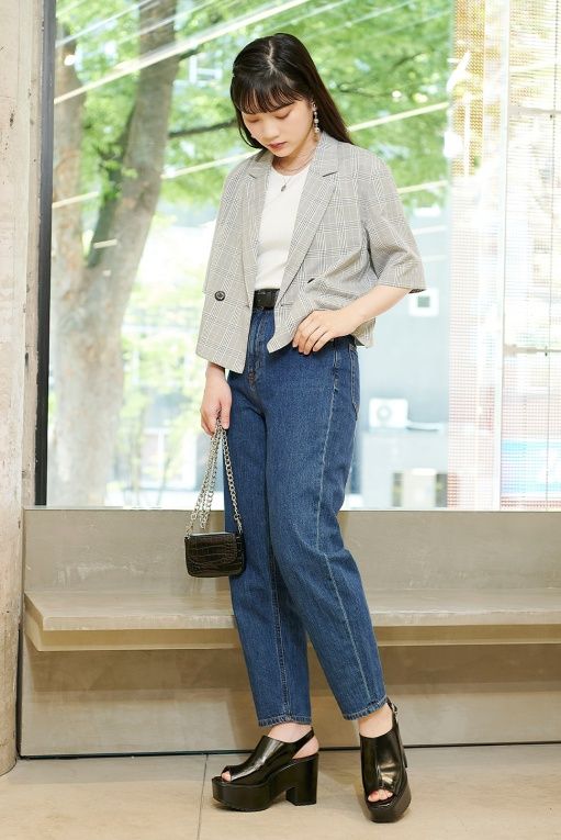 High waist mom jeans｜¥2,490：這款高腰牛仔褲，從腰部至大腿的位置略為寬鬆。