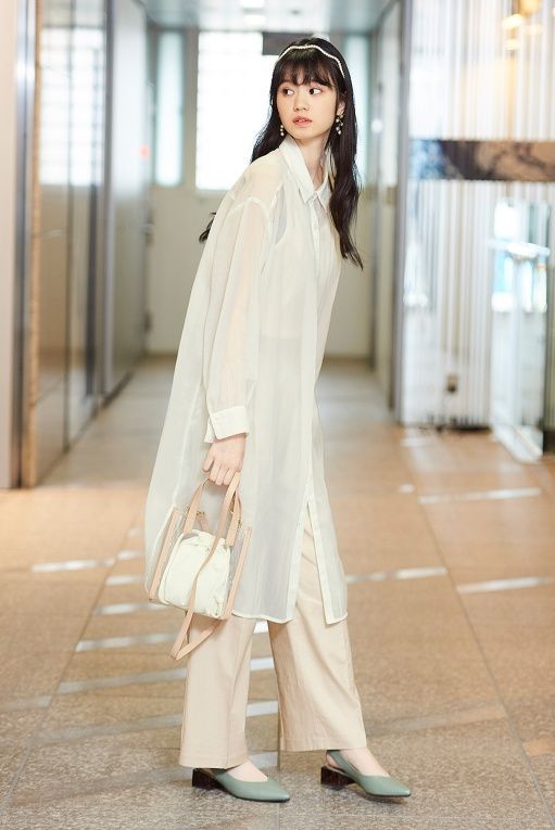 Linen blend straight pants｜¥1,990：褲款採用了十分流行的亞麻混紡質地。