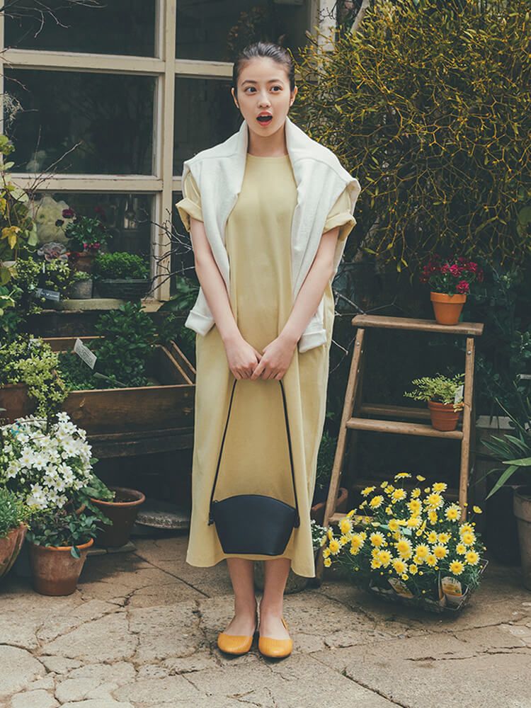【Style 8  絲光棉連身裙】 款式乾淨休閒，棉質具有柔滑光澤感，側面開衩設計成為亮點。這款淡黃色配色在日本地區非常受歡迎！