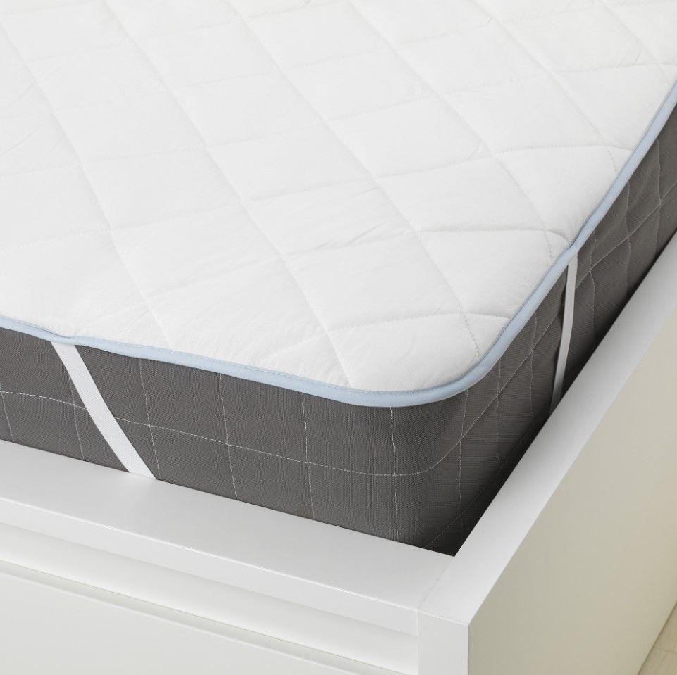 KLEINIA 單人床褥保護套｜HK$199.9：床套採用尼龍纖維及人造絲物料，既可排除熱氣，人造絲更具吸濕效能，炎熱晚上仍能保持涼爽恆溫。