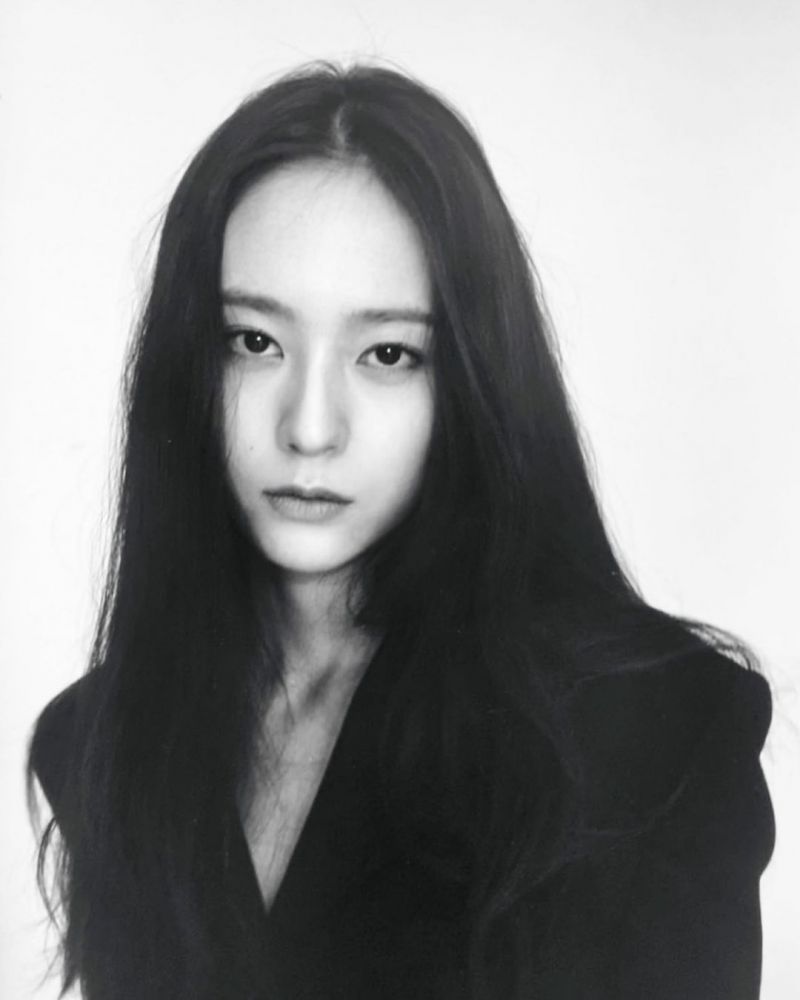 不但擁有高顏值,就連學業成績也十分好,根本就是厭世高冷美人的代表。 不但擁有高顏值,就連學業成績也十分好,根本就是厭世高冷美人的代表。