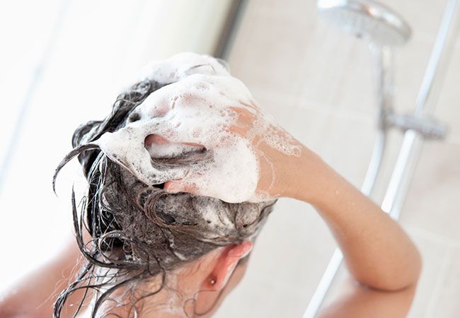 10. 經常洗頭髮  原來頭髮會懂得排出髒污，因此不建議經常洗頭髮，建議每個禮拜只洗2次就可以了！