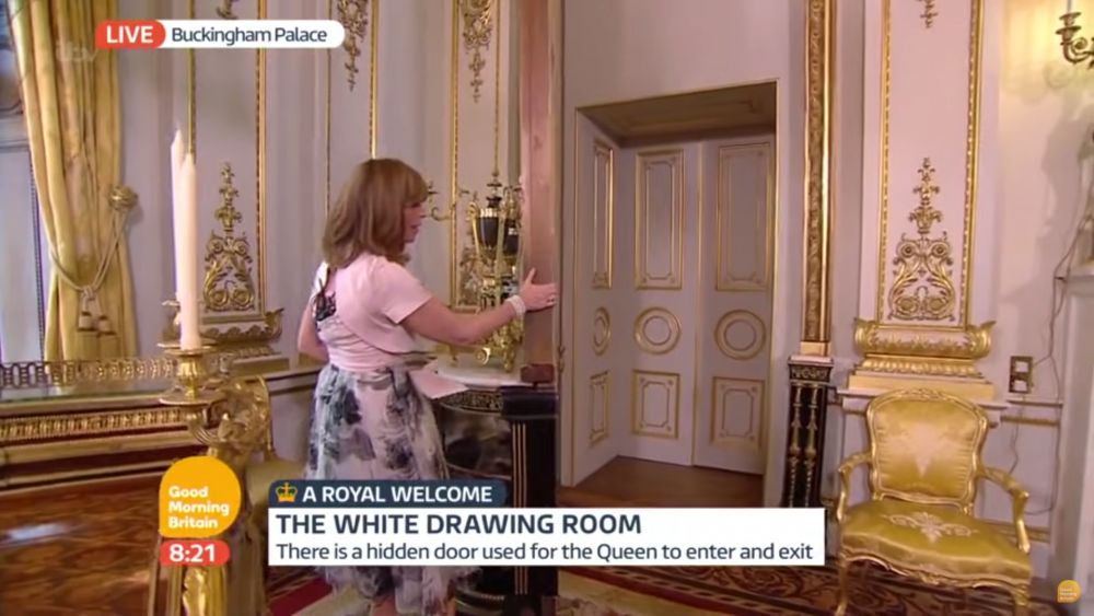 原來在白金漢宮二樓的白色會客廳裡，一直隱藏著一條不為人知的百年密道！平日裡，大家可能以為這只是一面普通鏡子，事實上這是一扇被偽裝成鏡子的門，能直接通往英女王的房間和私人會客室的通道。