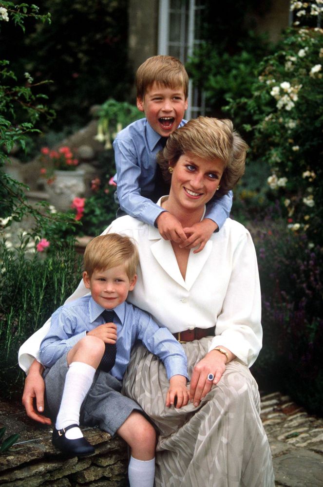在威廉王子（Prince William）和哈里王子（Prince Harry）小時候，已故的戴安娜王妃（Princess Diana）便是透過這條秘密通道，偷偷帶他們到肯辛頓大街上的唱片店、漢堡店。
