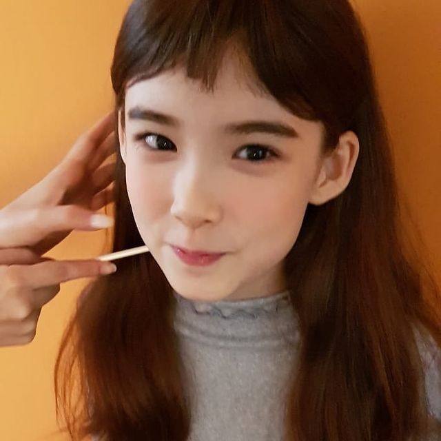  姐姐Lauren Lunde在4歲時參加韓國的綜藝節目《HELLO BABY》而走紅。她梳起丸子頭，膚如凝脂，水汪汪的眼睛，和甜美的笑容，像雪中的精靈，深受童裝品牌喜愛，是一名童裝模特兒。