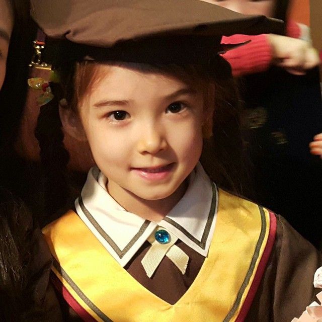  姐姐Lauren Lunde在4歲時參加韓國的綜藝節目《HELLO BABY》而走紅。她梳起丸子頭，膚如凝脂，水汪汪的眼睛，和甜美的笑容，像雪中的精靈，深受童裝品牌喜愛，是一名童裝模特兒。