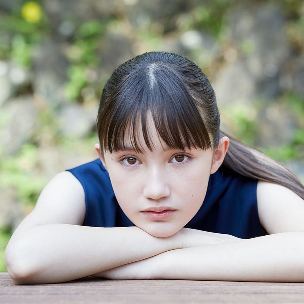 最近，日本一名年幼的空靈少女登上當地著名雜誌《PLEASE15》後，而在模特兒界爆紅！