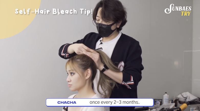 髮型師Cha Cha表示，有不少人選擇DIY染髮，一般建議每2-3個月進行補色。