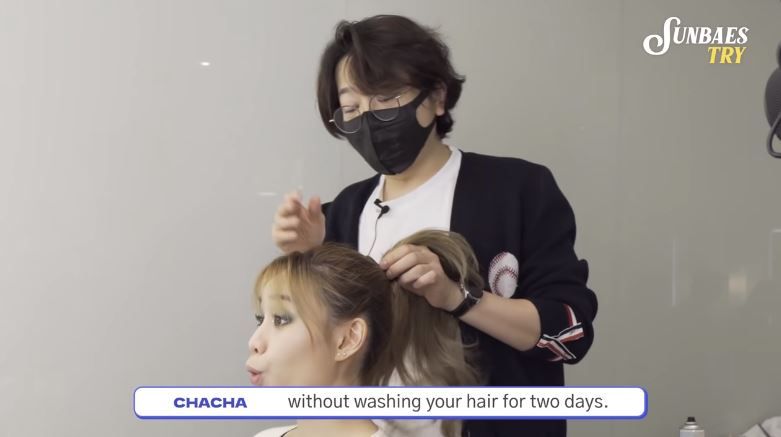髮型師Cha Cha表示，如果女生們跟Rosé和Lisa有漂染習慣，他建議在完成漂染頭髮後，隔2日才洗頭，這樣做能夠避免改變了漂染的顏色，同時有效防止頭髮快掉色。