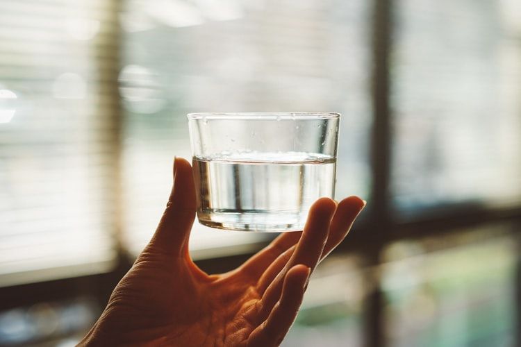 根據「飲水排毒法」的原則，每日建議飲用大約5-6杯(700-800ml)。