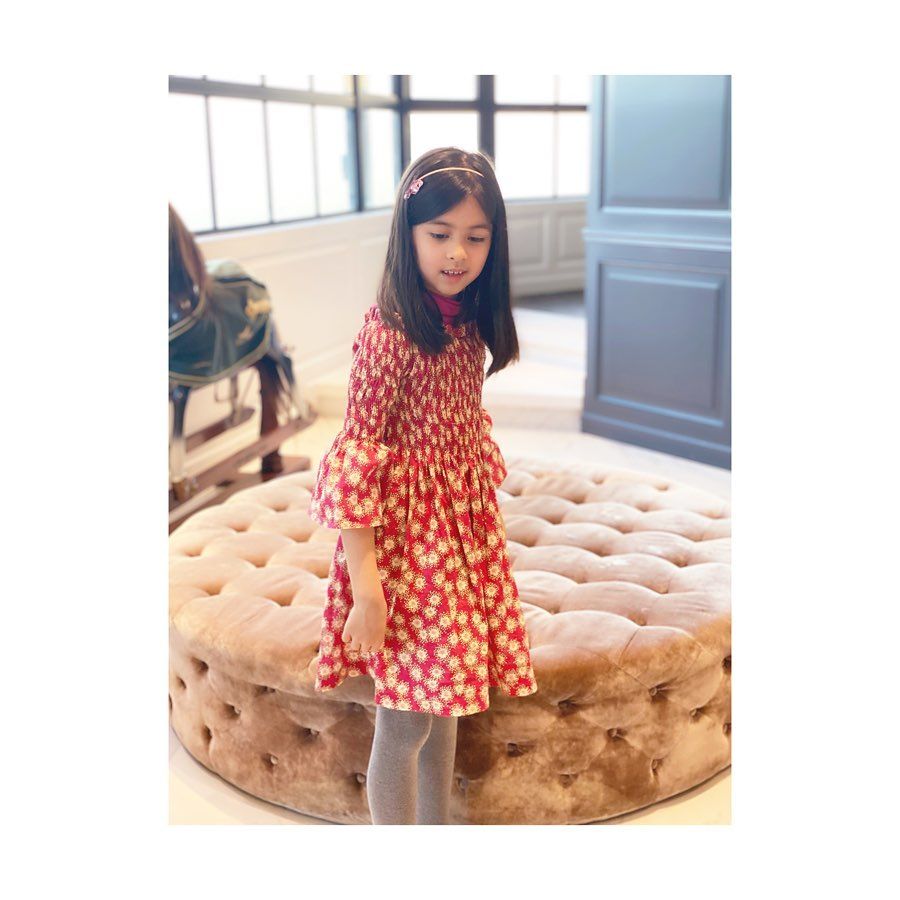 擁有西班牙及中國血統的她,完美遺傳了媽媽漂亮臉孔和修長美腿。 擁有西班牙及中國血統的她,完美遺傳了媽媽漂亮臉孔和修長美腿。