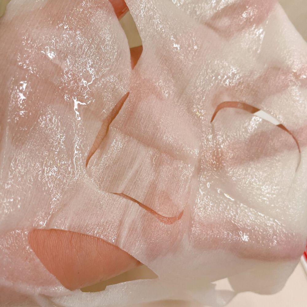 相信大家對LuLuLun的面膜系列都不會陌生！ONE WHITE面膜以微油配方製造，內含綠豆培養提取物、納米蘿蔔硫素，能美白同時做到抗皮膚老化，是日本人氣熱賣的話題面膜。(圖片來源：lipscosme)