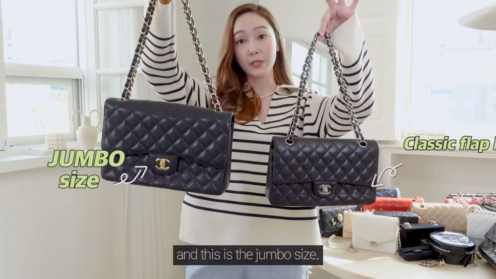 Classic Flap Bag可說是CHANEL最經典的袋款，Jessica在這系列更入手了不同大小及材質的手袋，包括黑色荔枝皮革的Jumbo size及羊皮革的正常尺寸。