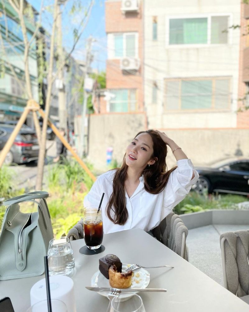 由於男生對於女生一些不常見的部分,例如頸背和耳朵等地方特別著迷。 由於男生對於女生一些不常見的部分,例如頸背和耳朵等地方特別著迷。