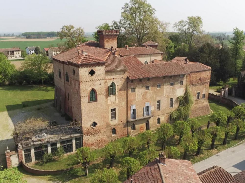 Castello Sannazzaro城堡由 Ludovica Sannazzaro 家族繼承了 28 代。Castello Sannazzaro 坐落在意大利皮埃蒙特地區，佔地 107,639 平方英尺，擁269,097 平方英尺的花園、45 間客房、15 間臥室和可追溯到 1163 年的寶貴歷史價值。