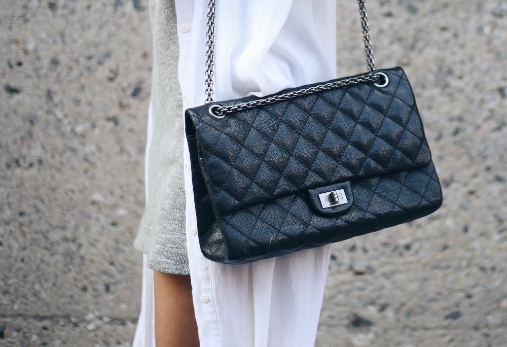 3.Chanel 2.55系列手袋。Gabrielle Chanel女士於1955年2月親手設計的袋款，是品牌的首款手袋，並以這日期命名。耐看的長方型袋身，配飾別具一格的鏈帶，與標誌性的Mademoiselle方釦。設計省去浮誇的Logo，低調優雅，時至今日依然是品牌最搶手的款式