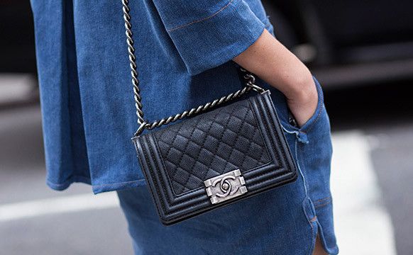 4. Chanel Boy系列手袋。 由Karl Lagerfeld設計，誕生於2012年，由2015年至2019年短短5年間，價格升值逾€1000。硬挺俐落的袋身，搭配中性氣質的粗鍊條及復古獨特的CC扣，充滿型格男孩風格的魅力。