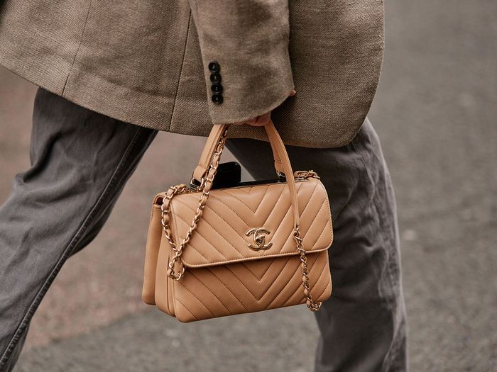 5. Medium Trendy CC Bag手挽垂蓋手袋。2015年推出的Chanel Medium Trendy CC Bag，可說是品牌的隱藏熱賣款，袋身頂部鑲嵌刻有品牌字樣的金屬裝飾，識別十分高，據知名時裝網站統計數據，在品牌最保值的袋款排行榜中，位列第五位。