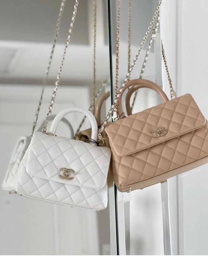 8. Medium Coco Handle Bag 。2015推出的Coco Handle Bag是近年的斷貨王，由Classic Flap演變而成，款式既復古優雅，又比2.55的容量更大且耐用。頂端的手提柄設計，可手提斜挎或側跨，大大提升了手袋的實用度。