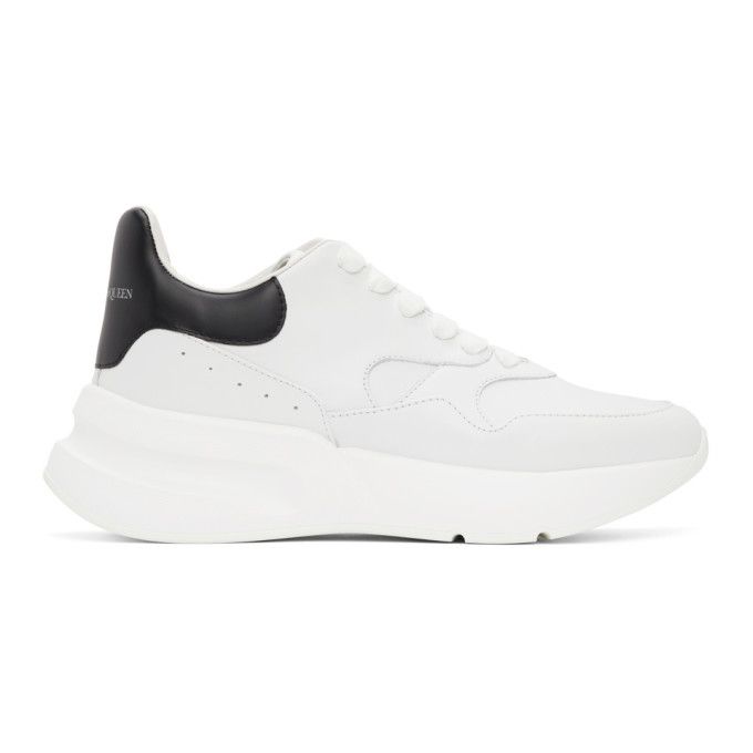 ALEXANDER MCQUEEN White & Black Oversized Runner Sneakers 原價HK$ 4900 | 特價HK$ 3578 | 香港官網參考價 HK$ 4200
