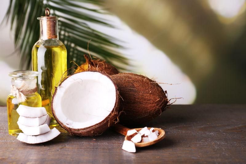 但椰子油中的月桂酸有助鞏固髮根，以及防止頭髮在毛囊的根部斷裂。
