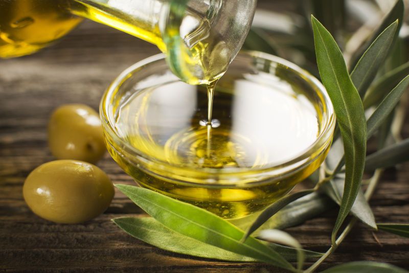 7. 橄欖油：橄欖油除了可以做深層護髮外，亦可減輕頭髮受到的傷害，以及預防遺傳性脫髮。