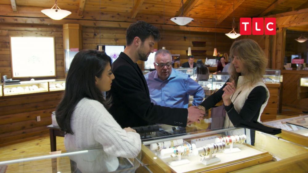 節目中，Mike帶著女友Stephanie與媽媽Liz到珠寶店，挑選送給Stephanie的生日禮物。