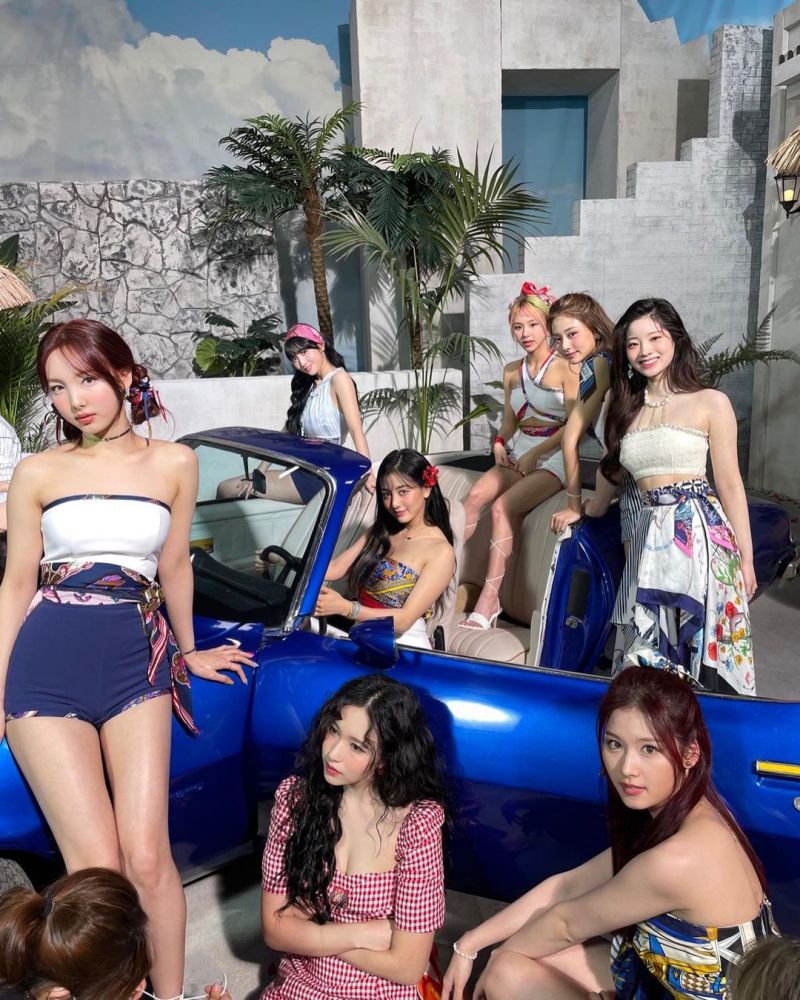 早前，女團Twice就推出全新主打歌《Alcohol-Free》，除了獨特曲風引起不少粉絲關注，她們這次的裝扮更成為一大亮點，令粉絲十分驚喜。
