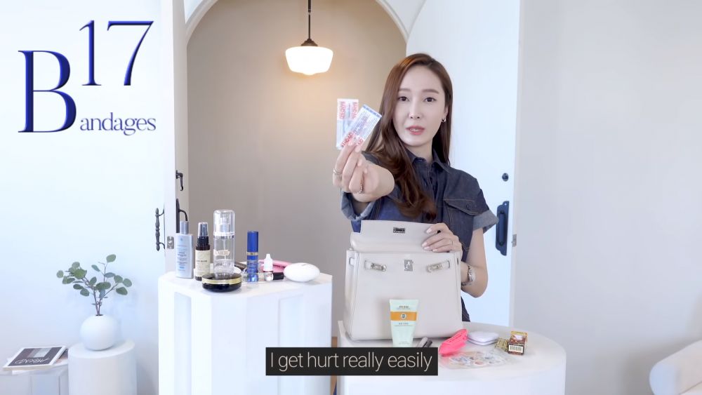 Jessica表示自己是很容易受傷的人，所以她的手袋裡必備不同款式的膠布 (如Hello Kitty、迪士尼公主等)，以備不時之需。