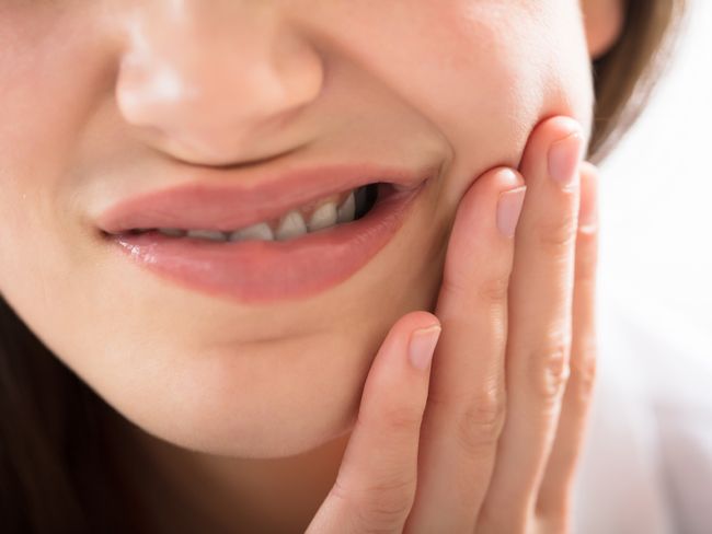 牙黃成因 9：意外  一些意外像是碰撞等會造成牙齒內部斷裂，導致破壞象牙質，最後牙齒便會顯黃。