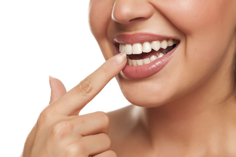牙黃成因 10：習慣性磨牙  有些人在壓力大的時候會不自覺磨牙，導致磨損琺琅質，最後便會有泛黃的問題出現。