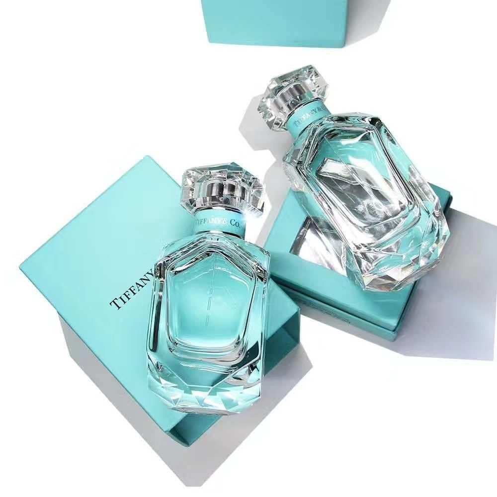 有著香氛界「第一瓶液態鑽石」之稱的Tiffany& Co.同名淡香精，以廣藿香與麝香的木質香味為基調，明亮花木前調糅合清新的柑橘果香，給予人清爽活潑易親近的感覺。