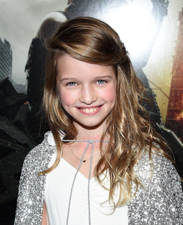 年紀輕輕的艾薇看起來星味十足，原來家世背景大有來頭！她正是《生化危機》系列導演保羅安德遜（Paul W. S. Anderson）與女主角美娜祖華域（Milla Jovovich）的13歲大女兒。
