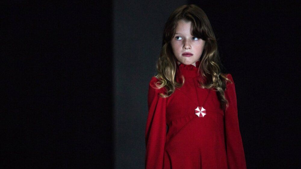 艾薇更曾於2016年初登銀幕，出演父親執導電影《惡靈古堡：最終章》，飾演孩童時期的艾莉絲·馬庫斯（成年角色正是由她母親飾演）。