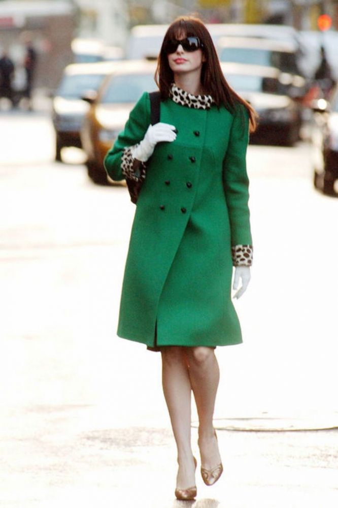 5. 綠色長外套。Anne Hathaway的綠色雙排紐扣長外套，領口和袖口都有保暖作用的野性豹紋皮草設計元素。下身露出小腿，穿上款式簡單的高踭鞋，避免累贅。黑色墨鏡和白色手套增加造型的神秘感。