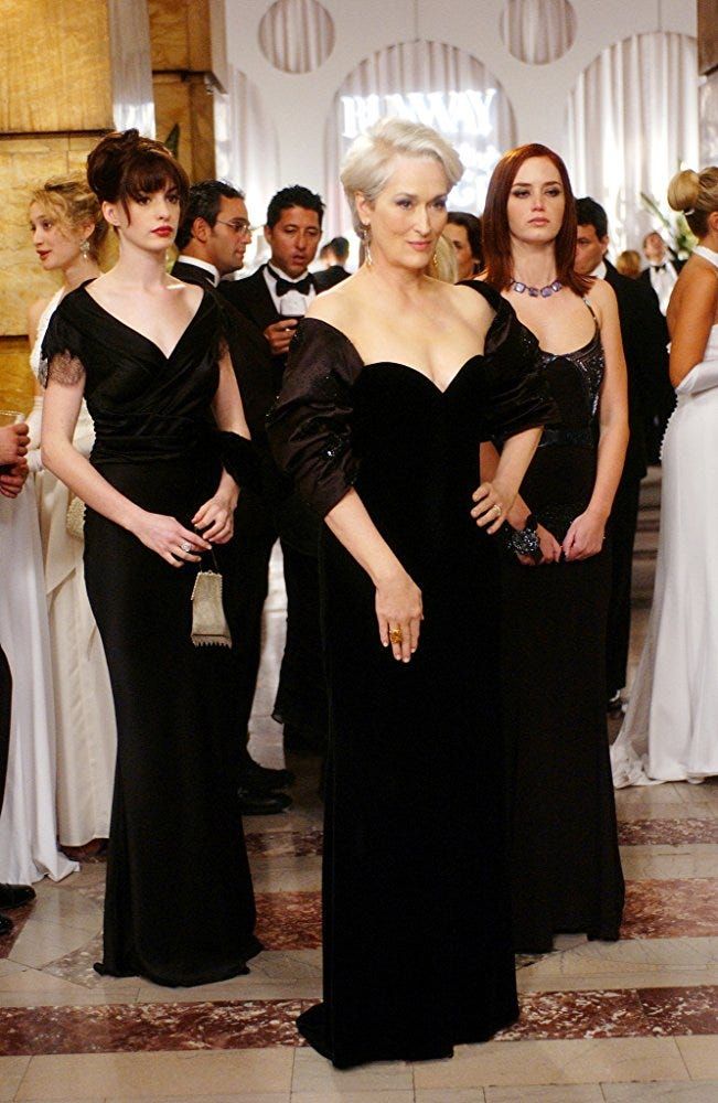3. 黑色晚禮服。Anne Hathaway在最後一分鐘被要求參加盛會。她身穿全黑的大V領包臀禮服，手拿迷你手袋，盤了髮髻，配上紅唇，沒有多餘的裝飾，塑造高貴優雅的形象。