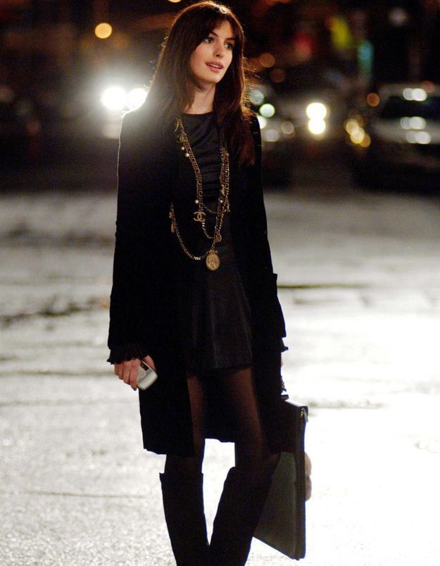 7. Chanel頸鏈。Anne Hathaway一身黑色的短裙襯長靴和外套，配上金屬Chanel長頸鏈，減少沉悶的視覺疲勞感，塑造休閑有個性的打扮。