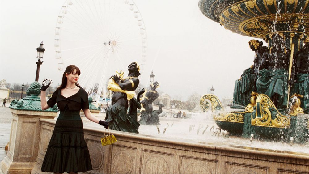 4. 黑色晚禮服。Anne Hathaway代替Emily，陪同Miranda出席巴黎時裝周，她身穿方形V領的黑色禮服，配上大紅唇和簡單的首飾，是經典的小黑裙造型。
