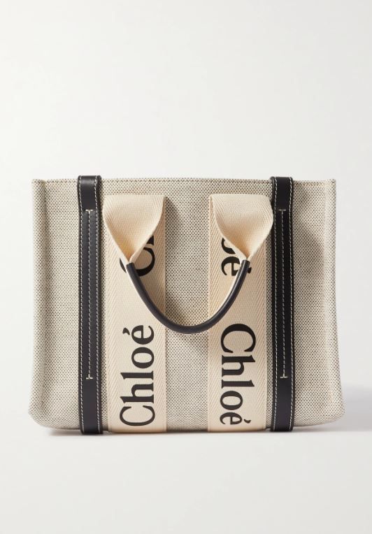 CHLOÉ Woody small leather-trimmed cotton-canvas tote 網購價 £590 | 香港官網售價：HK$ 6,400 退稅後約：£492；折合港幣約 $ 5,212（81折）