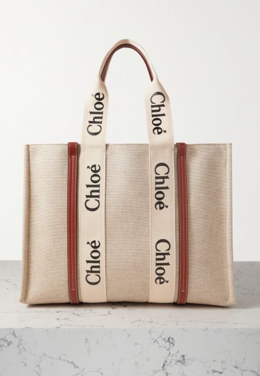 CHLOÉ Woody large leather-trimmed cotton-canvas tote 網購價 £790 | 香港官網售價：HK$ 8,400 退稅後約：£658；折合港幣約 $ 6,971（82折）